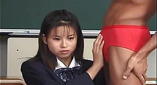 日本青少年寶貝吮吸和吞下老師的雞巴未經審查