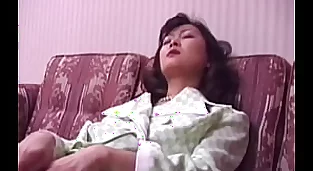 日本女性用手指撫摸她毛茸茸的少女陰戶以達到性高潮