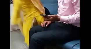 印度孟買當地火車女孩親吻男友