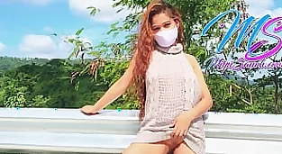 菲律賓模特 Miyu Sanoh 在路上行走時，穿著全露背針織連衣裙、內褲和胸罩，展示她的乳房陰戶和背後 xxx Pinay 醜聞 暴露狂和裸體主義者